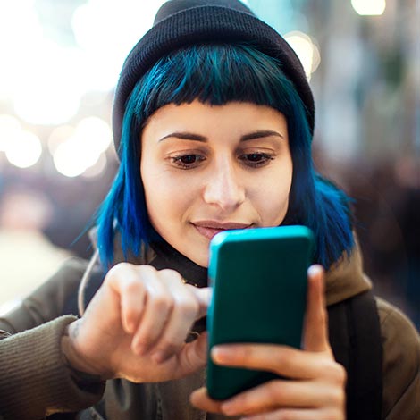 Mulher segura telemóvel